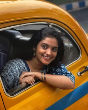 Roopa Koduvayur Instagram - This city,jus felt like a vintage cinema set in this modern world..!! #kolkata #konark 
.
.
.
.
.
.
.
.
.
.
.
.
.
.
.
.
.
.
.
.
.

 #yellowcab #kolkatadiaries #konark #indianarchitecture #heritage #rickshawride #nostalgia