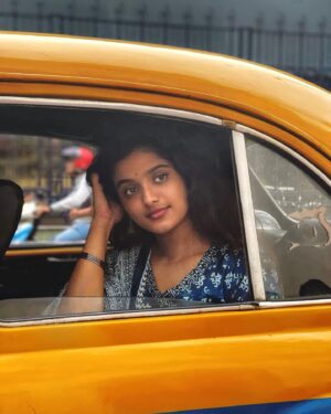 Roopa Koduvayur Instagram - This city,jus felt like a vintage cinema set in this modern world..!! #kolkata #konark 
.
.
.
.
.
.
.
.
.
.
.
.
.
.
.
.
.
.
.
.
.

 #yellowcab #kolkatadiaries #konark #indianarchitecture #heritage #rickshawride #nostalgia