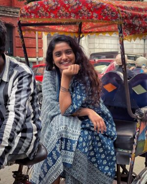 Roopa Koduvayur Instagram - This city,jus felt like a vintage cinema set in this modern world..!! #kolkata #konark 
.
.
.
.
.
.
.
.
.
.
.
.
.
.
.
.
.
.
.
.
.

 #yellowcab #kolkatadiaries #konark #indianarchitecture #heritage #rickshawride #nostalgia