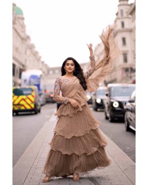 Roopa Koduvayur Instagram - Flaunting my Indian-ness 😌
Wearing this beautiful outfit from @manus_wardrobe ♥️
Pc @santhoshjreddy @photosbyjulakanti ✨
.
.
.
.
.
.
.
.
.
.
.
.
.
.
.
.
.
.
.
.
.
.
.
.
.
.
.
.
.
.
.
.
.
.
.
.
.
.
.
.
.
#saree #sareelove #london #potrait #photoshoot #indianwear #nosepin #love