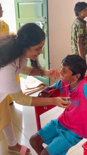 Roopa Koduvayur Instagram - All about yesterday..this volunteering visit taught me a life lesson.. those innocent smiles are still lingering in head,a special day indeed..!! #merrychristmas #doclife #manasikavikaskendra