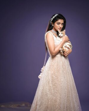 Roopa Koduvayur Instagram - Rich people have brand dresses but happy people have cat hair on their dresses ..!!
Shot by @spotshotphotography10 ❤️
Mua @kavita_makeoverartistry 
Jewellery @navkar_boutique