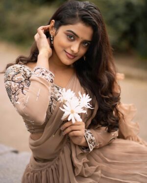 Roopa Koduvayur Instagram - Flaunting my Indian-ness 😌
Wearing this beautiful outfit from @manus_wardrobe ♥️
Pc @santhoshjreddy @photosbyjulakanti ✨
.
.
.
.
.
.
.
.
.
.
.
.
.
.
.
.
.
.
.
.
.
.
.
.
.
.
.
.
.
.
.
.
.
.
.
.
.
.
.
.
.
#saree #sareelove #london #potrait #photoshoot #indianwear #nosepin #love