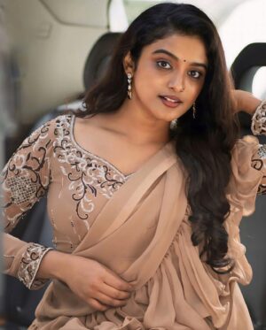 Roopa Koduvayur Instagram - Flaunting my Indian-ness 😌
Wearing this beautiful outfit from @manus_wardrobe ♥️
Pc @santhoshjreddy @photosbyjulakanti ✨
.
.
.
.
.
.
.
.
.
.
.
.
.
.
.
.
.
.
.
.
.
.
.
.
.
.
.
.
.
.
.
.
.
.
.
.
.
.
.
.
.
#saree #sareelove #london #potrait #photoshoot #indianwear #nosepin #love