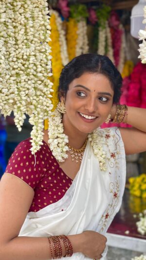 Roopa Koduvayur Instagram - Urumulu ni muvvalai..🎶
Shot and edited by Mom 😘
Jewellery @navkar_boutique 
#trivandrum #kerala #padmanabhaswamytemple