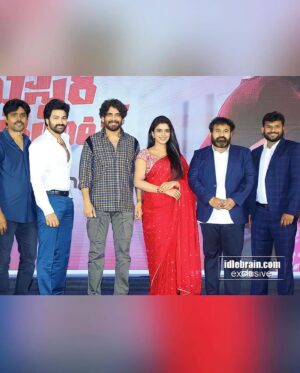 Roopa Koduvayur Instagram - Nag sir u have made our day a memorable one with ur charismatic presence..!! Thanku audience for the response for Mr pregnant trailer 🫃🏻👶🏻we assure u that we gonna deliver a worth watching film on august 18 ..👨‍🍼 
Wearing @bhargavi.amirineni ♥️
#mrpregnant
@srinivasvinjanampati 
@appi.reddy 
@mic_movies 
@ravisajjala 
@abhishekreddy2222 
@nizarshafi 
@sravanbharadwajmusic
@prawinpudi