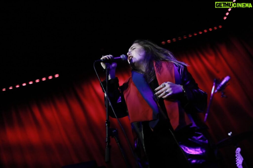 Rosa Linn Instagram - There’s nothing I like more than screaming at the top of my lungs on stage. Thanks for coming to the show last Wednesday. Come see me and @valeinallcaps on March 13th! @thehotelcafe 📸 @syuz96