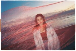 Rosa Linn Instagram - We wrote “Universe” on feb 24th last year. I was freshly in love with someone who was very much unavailable. And all I thought about on my way to the studio was: “If I met this person under a totally different circumstances … we would be together for life?” don’t know if alternate realities are real, but I create them in my mind all the time.

📸 @carlyjeansharp