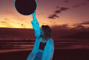 Rosa Linn Instagram - We wrote “Universe” on feb 24th last year. I was freshly in love with someone who was very much unavailable. And all I thought about on my way to the studio was: “If I met this person under a totally different circumstances … we would be together for life?” don’t know if alternate realities are real, but I create them in my mind all the time.

📸 @carlyjeansharp