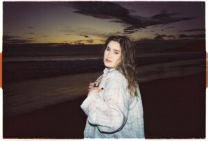 Rosa Linn Instagram - We wrote “Universe” on feb 24th last year. I was freshly in love with someone who was very much unavailable. And all I thought about on my way to the studio was: “If I met this person under a totally different circumstances … we would be together for life?” don’t know if alternate realities are real, but I create them in my mind all the time.

📸 @carlyjeansharp