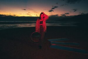 Rosa Linn Instagram - We wrote “Universe” on feb 24th last year. I was freshly in love with someone who was very much unavailable. And all I thought about on my way to the studio was: “If I met this person under a totally different circumstances … we would be together for life?” don’t know if alternate realities are real, but I create them in my mind all the time.

📸 @carlyjeansharp