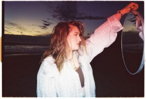 Rosa Linn Instagram - We wrote “Universe” on feb 24th last year. I was freshly in love with someone who was very much unavailable. And all I thought about on my way to the studio was: “If I met this person under a totally different circumstances … we would be together for life?” don’t know if alternate realities are real, but I create them in my mind all the time.

📸 @carlyjeansharp