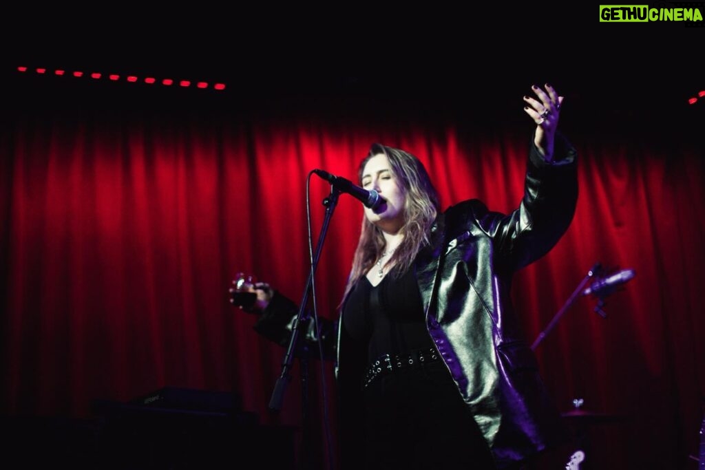 Rosa Linn Instagram - There’s nothing I like more than screaming at the top of my lungs on stage. Thanks for coming to the show last Wednesday. Come see me and @valeinallcaps on March 13th! @thehotelcafe 📸 @syuz96