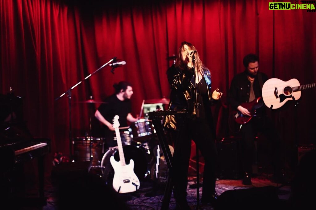 Rosa Linn Instagram - There’s nothing I like more than screaming at the top of my lungs on stage. Thanks for coming to the show last Wednesday. Come see me and @valeinallcaps on March 13th! @thehotelcafe 📸 @syuz96