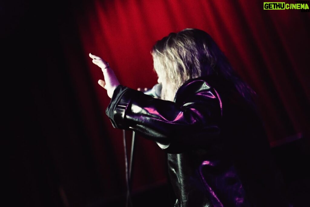 Rosa Linn Instagram - There’s nothing I like more than screaming at the top of my lungs on stage. Thanks for coming to the show last Wednesday. Come see me and @valeinallcaps on March 13th! @thehotelcafe 📸 @syuz96