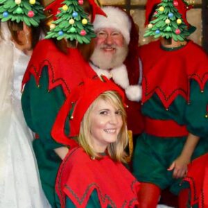 Rosalie Vaillancourt Instagram - Mon Père Noël prend sa retraite cette année. Aujourd’hui même! Après 47 années au centre d’achat de Saint-Hyacinthe. J’ai même été sa lutine en 2009. J’ai cru au Père Noël beaucoup trop longtemps à cause de lui. En fait, j’aurais de la difficulté à dire qu’il n’existe pas. Il se souvient de tout le monde, il est doux, gentil, calme, il sent même la cannelle. Merci Serge d’avoir été la personne la plus magique de St-Hyacinthe après Messmer. Tu vas vraiment nous manquer.