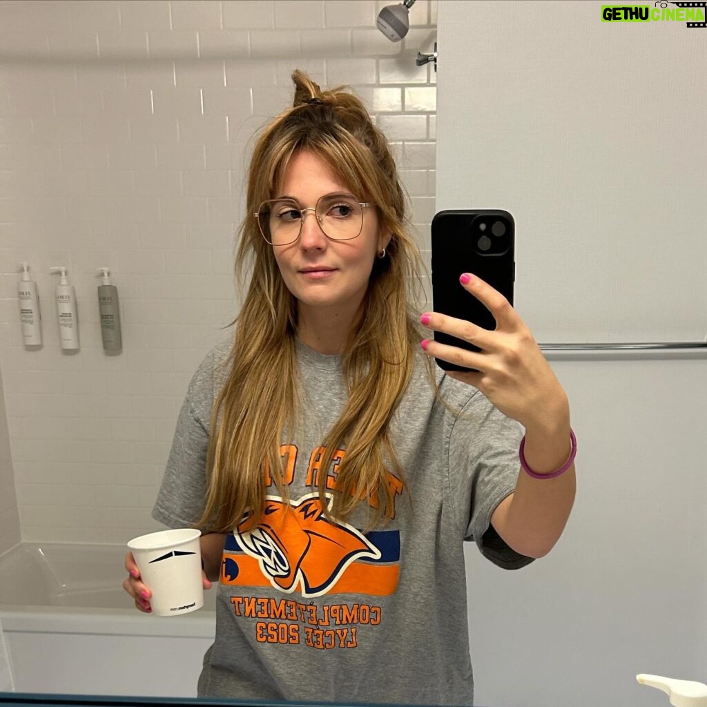 Rosalie Vaillancourt Instagram - Je porte maintenant des lunettes et c’est devenu mon seul trait de personnalité depuis 24 heures