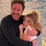 Rosalie Vaillancourt Instagram - Sur un nuage depuis ma première à Québec et celle à Montréal! Depuis trois mois je vis un rêve… je me suis mariée avec un homme terriblement sexy, ma fille parle tout le temps, les critiques ont aimé le spectacle et surtout, le public est au rendez-vous! Le show vient de sortir et on a déjà dépassé les 25 000 BILLETS VENDUS! Je savais même pas que j’avais autant de monde dans ma famille! J’ai tellement peur de me réveiller et que finalement tout ça est un rêve et que je suis encore en couple avec mon chum du cégep qui sent le pot. Bref réveillez moi pas. Les photos sur scène : @sebastiendion Les autres photos c’est avec des fans: mes parents et mon copain.