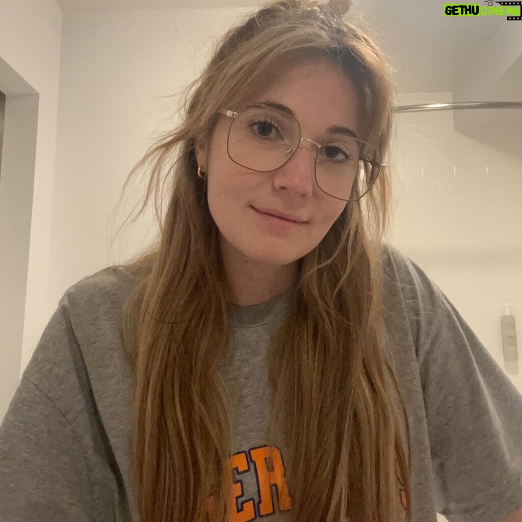 Rosalie Vaillancourt Instagram - Je porte maintenant des lunettes et c’est devenu mon seul trait de personnalité depuis 24 heures