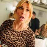 Rosalie Vaillancourt Instagram - Ce que j’ai besoin pour être capable de faire mon show: Un super titre Un maquilleur qui grossit mes lèvres @etiberger Mes pilules de Ritalin pour rester concentrée durant le show Une super gérante: @marilou_hainault une super boîte de prod: @groupephaneuf Un attaché de presse adorable: @kevinlalancette Une équipe de création hilarante: @missplacard @sim.bois.vert et Olivier Thivierge Une bonne technicienne: @lisandrec Des amies qui t’encouragent: @ariellemopo @andreajharrisg Un mari aimant @oliauger Et une famille (ici ma soeur) qui t’aime inconditionnellement: @vaillancourtemilie Ah et aussi un public idéalement. Merci d’être là et d’être aussi généreux. Je vous regarde quand je suis sur scène et la bienveillance dans vos yeux, vos sourires et vos réactions me touchent et m’alimentent énormément. Nous annonçons aujourd’hui 60 nouvelles dates!!! C’est juste incroyable.