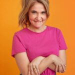Rosalie Vaillancourt Instagram - Il y a trois semaines je suis remontée sur scène pour un nouveau spectacle que j’ai écrit dans les derniers mois. J’avais envie de me pousser à écrire du nouveau matériel pour le fun. Et je suis tellement tombée en amour avec mes blagues que j’ai décidé de partir en rodage dans les prochains mois. Plusieurs dates vont se rajouter. J’ai tellement hâte de vous voir et que vous m’apportiez des cadeaux. Lien dans ma bio les tarrés