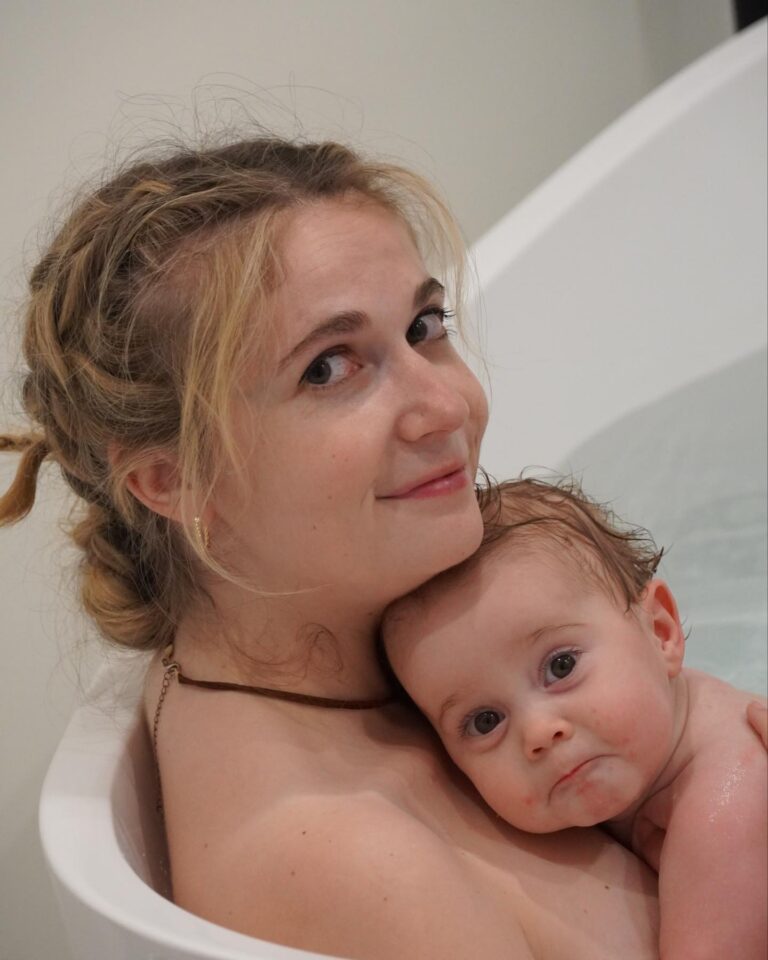 Rosalie Vaillancourt Instagram - Il y a déjà presqu’un an ❤️🥹 Pu jamais de bains toute seule pour les 17 prochaines années! Bonne fête des mères!