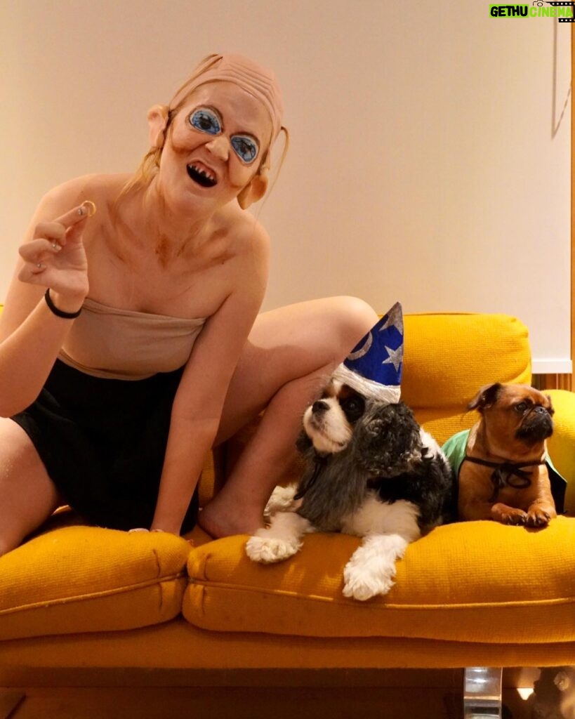 Rosalie Vaillancourt Instagram - Super sexy pour ma soirée costumée. Merci à mes chiens d’avoir accepté gentiment de participer au costume (une chance qu’ils ne peuvent pas parler) J’vais peut-être faire mon show déguisée comme ça la semaine prochaine. J’hésite. Merci à ma Bff pour les yeux super réaliste.