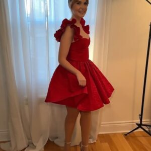 Rosalie Vaillancourt Instagram - Gala des Olivier 2024. Bravo aux animatrices! Une belle job!
Juste vous dire que ce que vous voyez quand on est sur les tapis rouges, c’est pas la réalité. J’ai un maquilleur professionnel qui mis 20 minutes à me badigeonner de crème bronzante sinon j’ai autant de veines que des pis de vaches. Merci @etiberger pour tout.
Merci aussi @pinketpollie pour les ongles
Merci @oliauger de t’occuper de la petite pendant que je me pavane