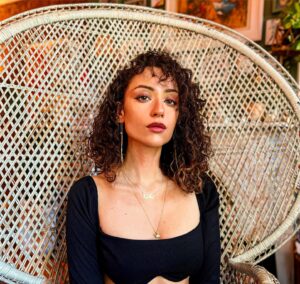 Rosaline Elbay Instagram - 🦚🪑🦙