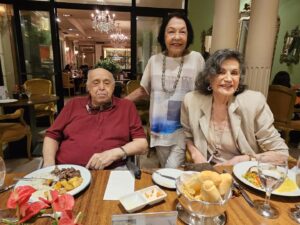 Rosamaria Murtinho Instagram - Com Maurão e Helena Maria que fazia aniversário, almoçando na Casa Julieta de Serpa