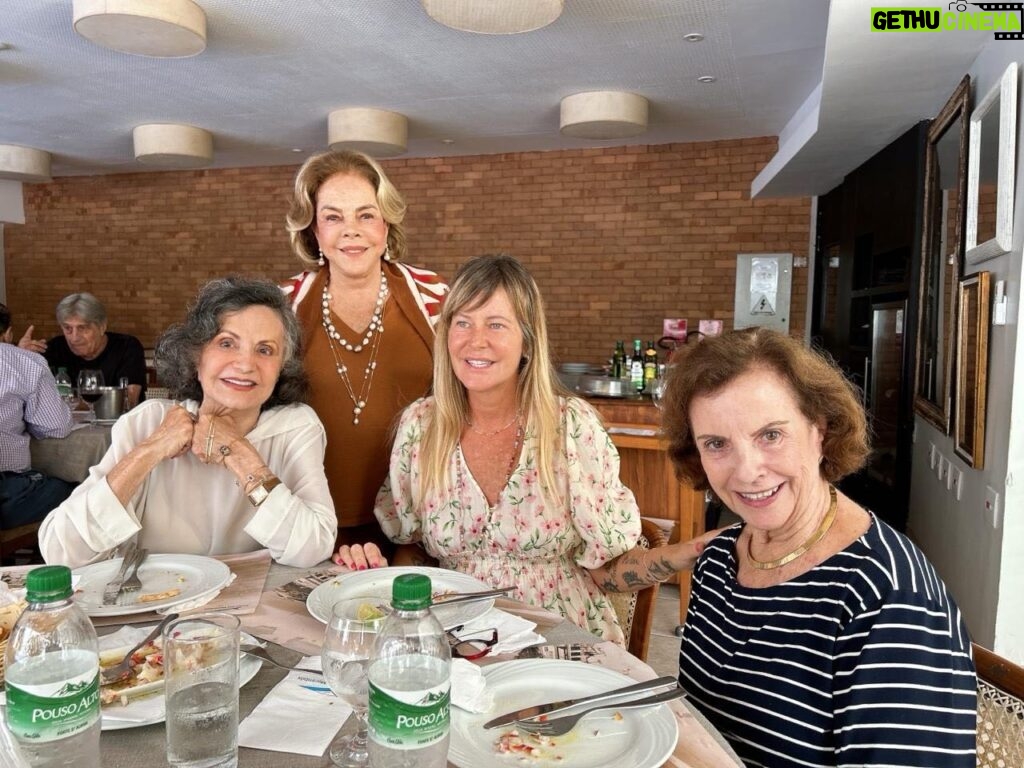 Rosamaria Murtinho Instagram - Almoço de mulheres no Marimbás:Rosamaria, Regina Rique,Tatiana Mendonça e Anne Beatrice