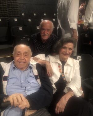 Rosamaria Murtinho Instagram - Ary meu querido que bom ver vc no teatro dos 4, vc está em forma .Viva bj