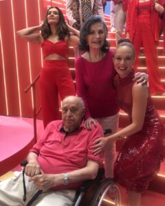 Rosamaria Murtinho Instagram - “Hoje é um novo tempo de um novo dia”…..Maurão Rosamaria @Mariana Ximenes e atrás@ Fátima Bernardes de pé quebrado e arrumando seus lindos cabelos