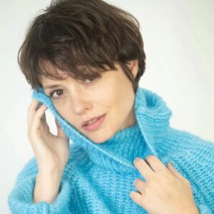 Rosanne Mulholland Instagram - Uma fotinho ao natural fingindo que tá frio porque gosto de golas. 
Por @karengadret
