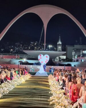 Rosanne Mulholland Instagram - Sobre esse casamento que abalou o Rio de Janeiro, sobre amor, sobre sonhos, sobre parceria.... sobre Carol e Frederico.  Desejo todas as felicidades, força, sabedoria e crescimento nesse amor que está só começando. Cuidem-se! Que seja leve e que seja lindo!!! ❤️

Vestido: @dgaia 
Beleza: @makegonzovivi 
Styling: @garandrastyle
