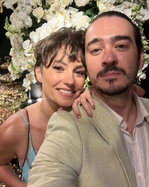 Rosanne Mulholland Instagram - Sobre esse casamento que abalou o Rio de Janeiro, sobre amor, sobre sonhos, sobre parceria.... sobre Carol e Frederico.  Desejo todas as felicidades, força, sabedoria e crescimento nesse amor que está só começando. Cuidem-se! Que seja leve e que seja lindo!!! ❤️

Vestido: @dgaia 
Beleza: @makegonzovivi 
Styling: @garandrastyle