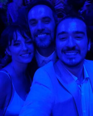 Rosanne Mulholland Instagram - Sobre esse casamento que abalou o Rio de Janeiro, sobre amor, sobre sonhos, sobre parceria.... sobre Carol e Frederico.  Desejo todas as felicidades, força, sabedoria e crescimento nesse amor que está só começando. Cuidem-se! Que seja leve e que seja lindo!!! ❤️

Vestido: @dgaia 
Beleza: @makegonzovivi 
Styling: @garandrastyle