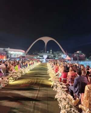 Rosanne Mulholland Instagram - Sobre esse casamento que abalou o Rio de Janeiro, sobre amor, sobre sonhos, sobre parceria.... sobre Carol e Frederico.  Desejo todas as felicidades, força, sabedoria e crescimento nesse amor que está só começando. Cuidem-se! Que seja leve e que seja lindo!!! ❤️

Vestido: @dgaia 
Beleza: @makegonzovivi 
Styling: @garandrastyle