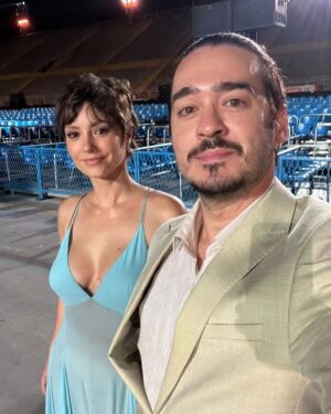 Rosanne Mulholland Instagram - Sobre esse casamento que abalou o Rio de Janeiro, sobre amor, sobre sonhos, sobre parceria.... sobre Carol e Frederico.  Desejo todas as felicidades, força, sabedoria e crescimento nesse amor que está só começando. Cuidem-se! Que seja leve e que seja lindo!!! ❤️

Vestido: @dgaia 
Beleza: @makegonzovivi 
Styling: @garandrastyle