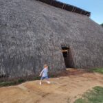 Rosanne Mulholland Instagram - Esta semana estivemos em Ibitipoca e não poderia ter sido mais delicioso e surpreendente. O @ibitiprojeto é espetacular, investindo em sustentabilidade, na natureza da região, na população local, em cultura e educação. Chegamos no final da tarde e começamos conhecendo uma grande e impressionante oca indígena, com uma energia única. E fomos presenteados com música da melhor qualidade em um piano de mais de 100 anos. Sem contar com a o acolhimento da equipe que nos recebeu com carinho e atenção. Obrigada @valentinaseabra pela experiência maravilhosa!🌿 ✨️