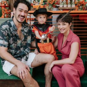 Rosanne Mulholland Instagram - Era pra ser só um bolinho, mas com @lorenaduquefestas tudo fica melhor. Agradeço de coração o carinho e o bom gosto. Sem contar que tudo estava uma delícia! 😍😋

Agradeço de coração também a @babuskafotografia que nos acompanha com carinho e delicadeza desde a gestação. Momentos incríveis registrados com olhar sensível e amoroso. 💛💛💛

@captaincolors 
@almeidadesignerfloral 
@danidfariadoces 
@licalima_bolos 

Obrigada também @cristalgourmetrj que nos acompanha com seus maravilhosos brownies desde sempre!!! 😝🥰

VIVA DAVI!!!! ❤️❤️❤️❤️❤️