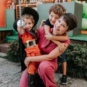Rosanne Mulholland Instagram - Era pra ser só um bolinho, mas com @lorenaduquefestas tudo fica melhor. Agradeço de coração o carinho e o bom gosto. Sem contar que tudo estava uma delícia! 😍😋

Agradeço de coração também a @babuskafotografia que nos acompanha com carinho e delicadeza desde a gestação. Momentos incríveis registrados com olhar sensível e amoroso. 💛💛💛

@captaincolors 
@almeidadesignerfloral 
@danidfariadoces 
@licalima_bolos 

Obrigada também @cristalgourmetrj que nos acompanha com seus maravilhosos brownies desde sempre!!! 😝🥰

VIVA DAVI!!!! ❤️❤️❤️❤️❤️