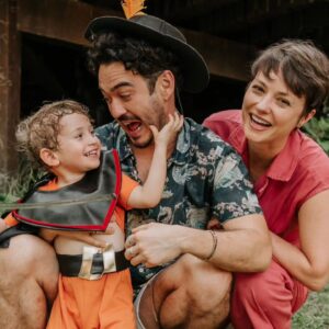 Rosanne Mulholland Instagram - Era pra ser só um bolinho, mas com @lorenaduquefestas tudo fica melhor. Agradeço de coração o carinho e o bom gosto. Sem contar que tudo estava uma delícia! 😍😋

Agradeço de coração também a @babuskafotografia que nos acompanha com carinho e delicadeza desde a gestação. Momentos incríveis registrados com olhar sensível e amoroso. 💛💛💛

@captaincolors 
@almeidadesignerfloral 
@danidfariadoces 
@licalima_bolos 

Obrigada também @cristalgourmetrj que nos acompanha com seus maravilhosos brownies desde sempre!!! 😝🥰

VIVA DAVI!!!! ❤️❤️❤️❤️❤️