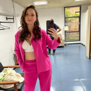 Rosanne Mulholland Instagram - Pra quem, como eu, também amou esse look de hoje, sigam as divas da beleza:
Style: @carlagaran 
Beleza: @makegonzovivi 
Look: @reversaoficial 
💖