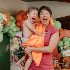 Rosanne Mulholland Instagram - Era pra ser só um bolinho, mas com @lorenaduquefestas tudo fica melhor. Agradeço de coração o carinho e o bom gosto. Sem contar que tudo estava uma delícia! 😍😋

Agradeço de coração também a @babuskafotografia que nos acompanha com carinho e delicadeza desde a gestação. Momentos incríveis registrados com olhar sensível e amoroso. 💛💛💛

@captaincolors 
@almeidadesignerfloral 
@danidfariadoces 
@licalima_bolos 

Obrigada também @cristalgourmetrj que nos acompanha com seus maravilhosos brownies desde sempre!!! 😝🥰

VIVA DAVI!!!! ❤️❤️❤️❤️❤️