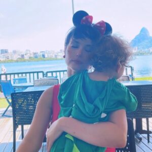 Rosanne Mulholland Instagram - Um dia lindo, uma mãe, um pai, um filhote, um calor absurdo, uma paisagem absurda, despedida de Carnaval.e um amor absuuuurdooooooo. ❤️