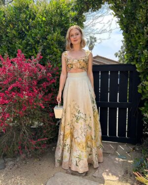 Rose McIver Instagram - Thanks to the brilliant glam team for bringing these spring vibes 💐