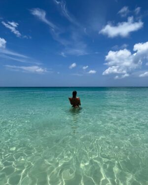 Rose Williams Instagram - The sound of coquís the taste of mofongo on sacred land in sweet waters. I 🫶🇵🇷