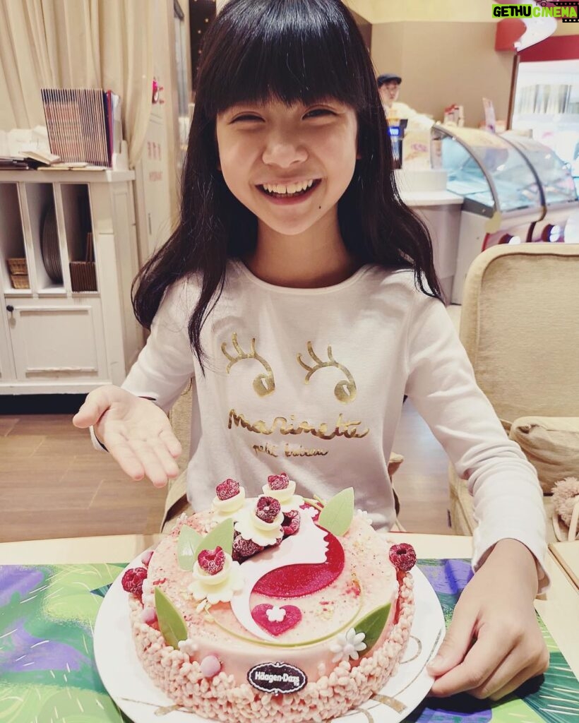 Rose Yu Instagram - 下個週末就是母親節囉！喬喬說父兼母職的喬爸我也有一個冰淇淋母親節蛋糕 😍🤣🥳，茉莉花覆盆子石榴 香草的口味真的有驚豔到，直接就在店裡嗑掉這個蛋糕 😋