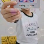 Rose Yu Instagram - 你們看～是超級可愛又實用的BIG聯名悠遊卡！ 這款悠遊卡的造型以 816 的病房門設計而成 買二捐二，讓弱勢族群走進電影院裡感受《BIG》 又笑又淚的生命故事🥰 讓你可以看電影也能做公益唷 明天中午前下訂，套票裡的電影票剛好可以在口碑場使用唷💗 #BIG套票の多重宇宙 熱賣中 ✨ http://pse.is/5au73g ↘︎ 超狂驚喜戳戳樂 ↘︎ 滿滿愛公益悠遊卡 ↘︎ 我最強勇士帽 ↘︎ 著色大卷軸 816《#BIG》 「不同背景的六個家庭，在兒癌病房中一起共享歡笑與淚水」 ___12.1 感動獻映❤️___ 11.17-19 搶先口碑場👍 @big816movie